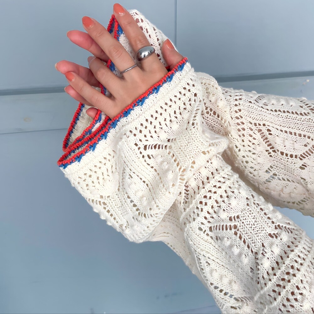 ホワイト系のニット/セーター、ブルー系のデニムパンツ、シルバー系のパンプスを着用したレディースの夏コーディネートの4枚目の写真