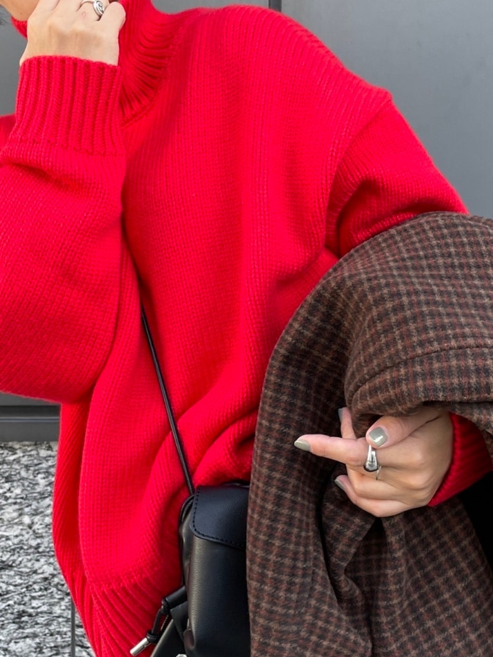 ブラウン系のその他アウター、レッド系のニット/セーター、ブルー系のデニムパンツを着用したレディースの秋コーディネートの3枚目の写真