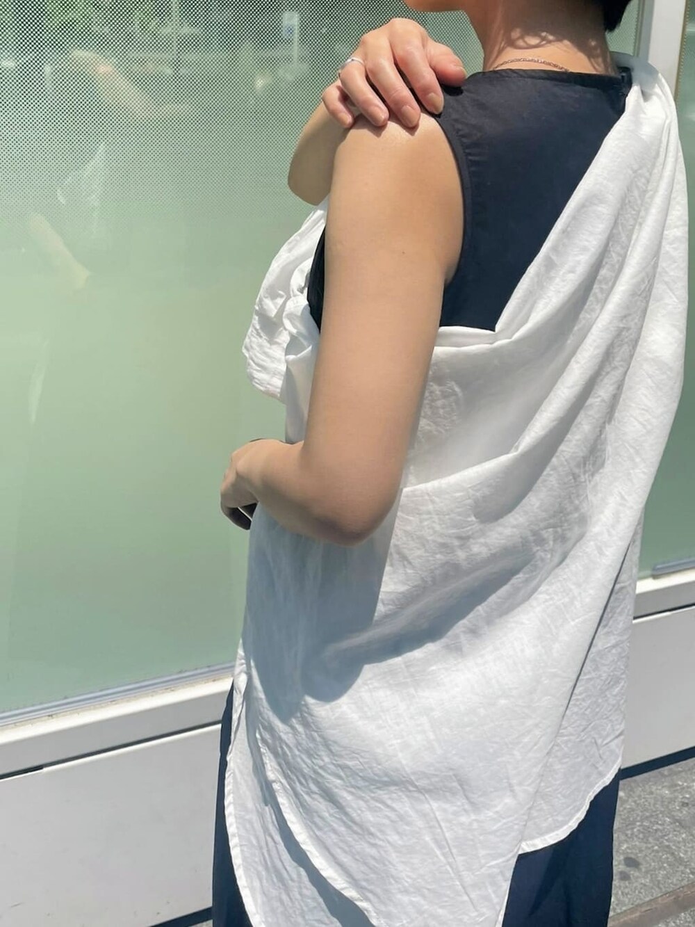 ホワイト系のシャツ/ブラウス、グレー系のハンドバッグ、ブラック系のワンピースを着用したレディースの春コーディネートの4枚目の写真