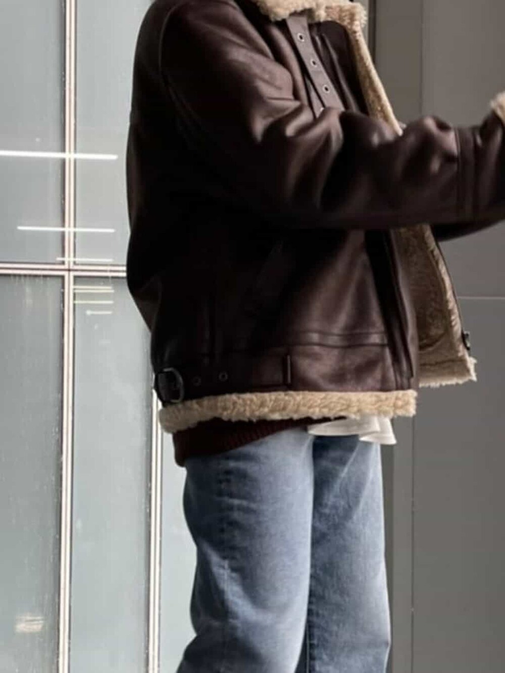 ホワイト系のTシャツ/カットソー、ブルー系のデニムパンツ、ブラウン系のブルゾンを着用したレディースの秋コーディネートの2枚目の写真