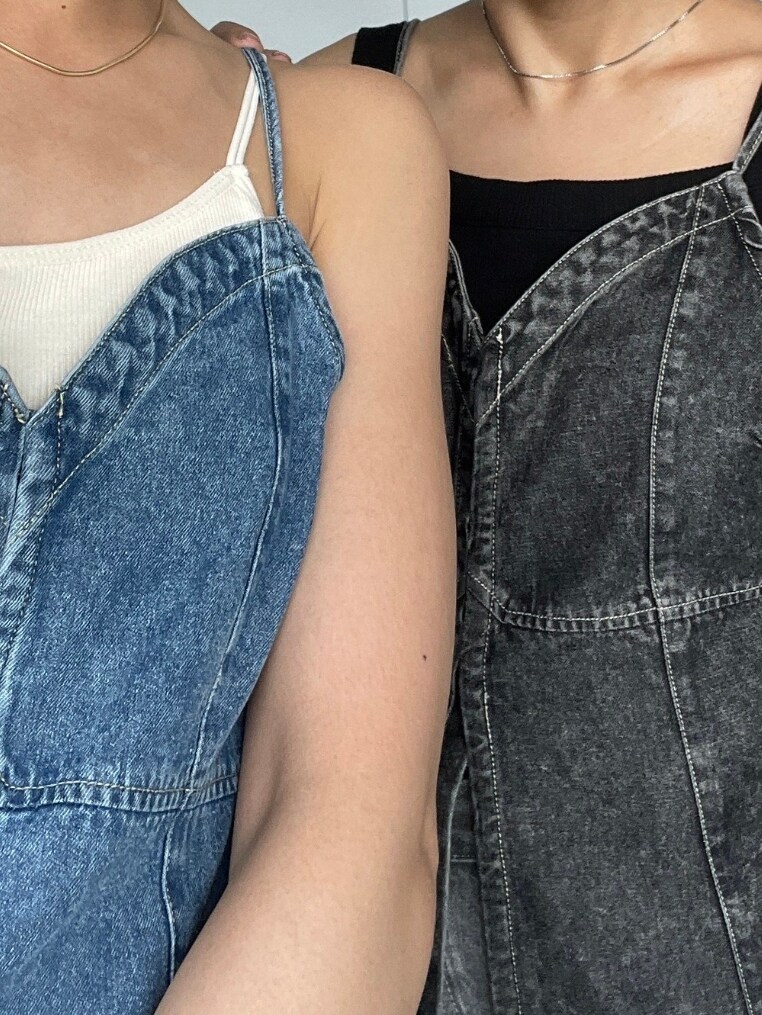 ブラック系のキャミソール、ブラック系のタンクトップ、ブラック系のデニムパンツを着用したレディースの夏コーディネートの4枚目の写真