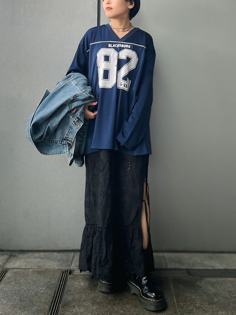 ブルー系のデニムジャケット、ブルー系のTシャツ/カットソー、ブラック系のスカートを着用したレディースの冬コーディネートの2枚目の写真