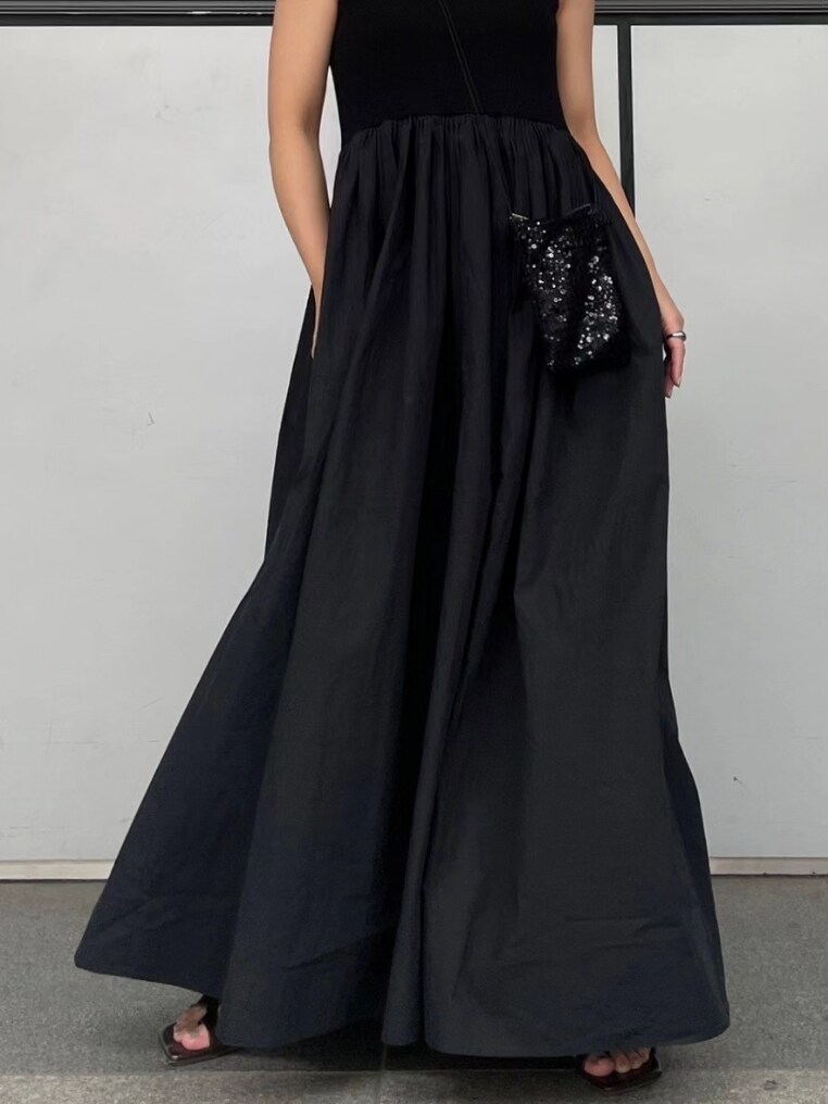 ブラック系のショルダーバッグ、ブラック系のワンピース、その他のサンダルを着用したレディースの春コーディネートの3枚目の写真