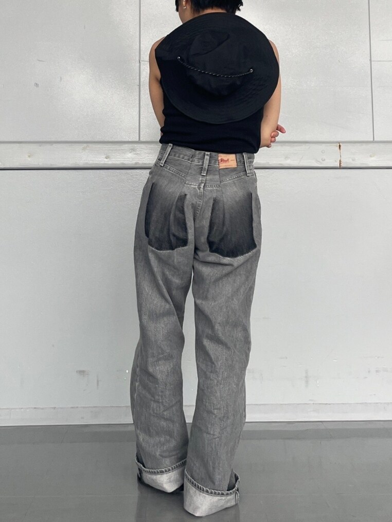 ブラック系のキャミソール、ブラック系のタンクトップ、ブラック系のデニムパンツを着用したレディースの夏コーディネートの2枚目の写真