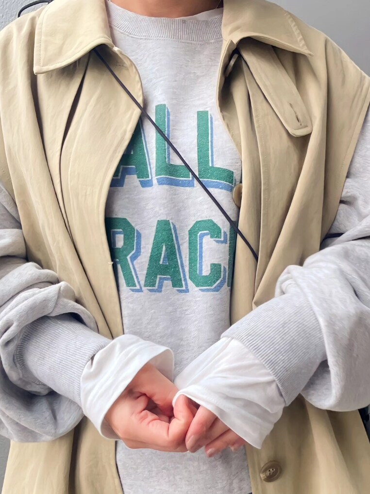 グレー系のスウェット、ホワイト系のTシャツ/カットソー、ブルー系のデニムパンツを着用したレディースの冬コーディネートの4枚目の写真