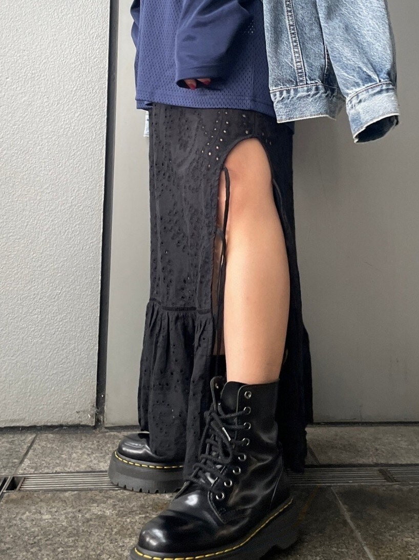 ブルー系のデニムジャケット、ブルー系のTシャツ/カットソー、ブラック系のスカートを着用したレディースの冬コーディネートの6枚目の写真