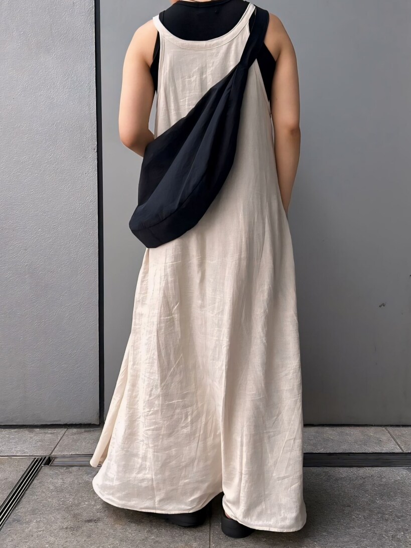 ホワイト系のワンピース、ブラック系のタンクトップ、ブラック系のショルダーバッグを着用したレディースの夏コーディネートの4枚目の写真