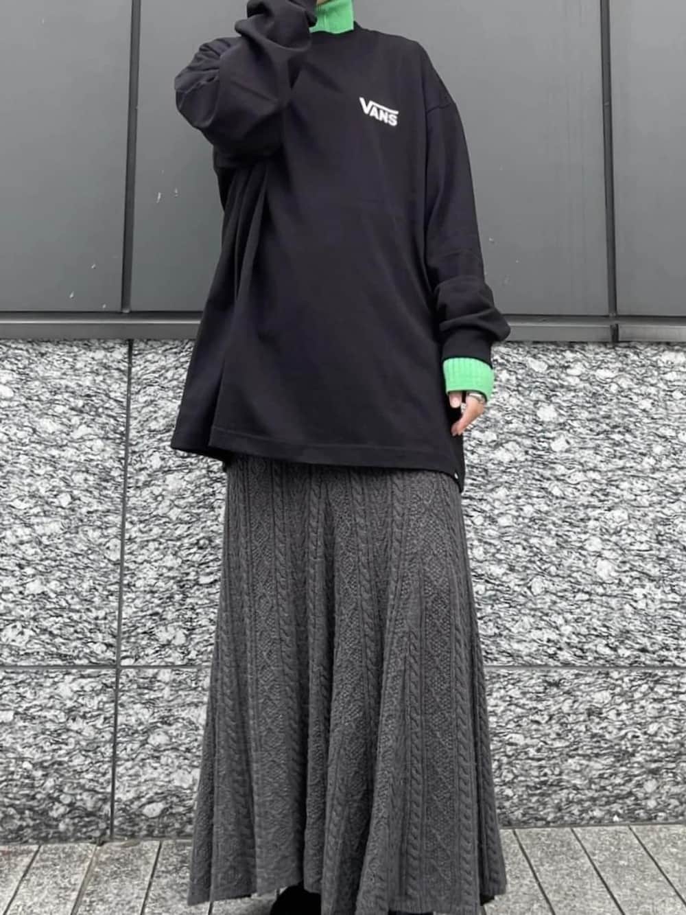 グレー系のスカート、ブラック系のMA-1、グリーン系のニット/セーターを着用したレディースの秋コーディネートの4枚目の写真