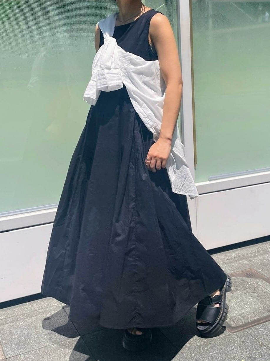 ホワイト系のシャツ/ブラウス、グレー系のハンドバッグ、ブラック系のワンピースを着用したレディースの春コーディネートの3枚目の写真