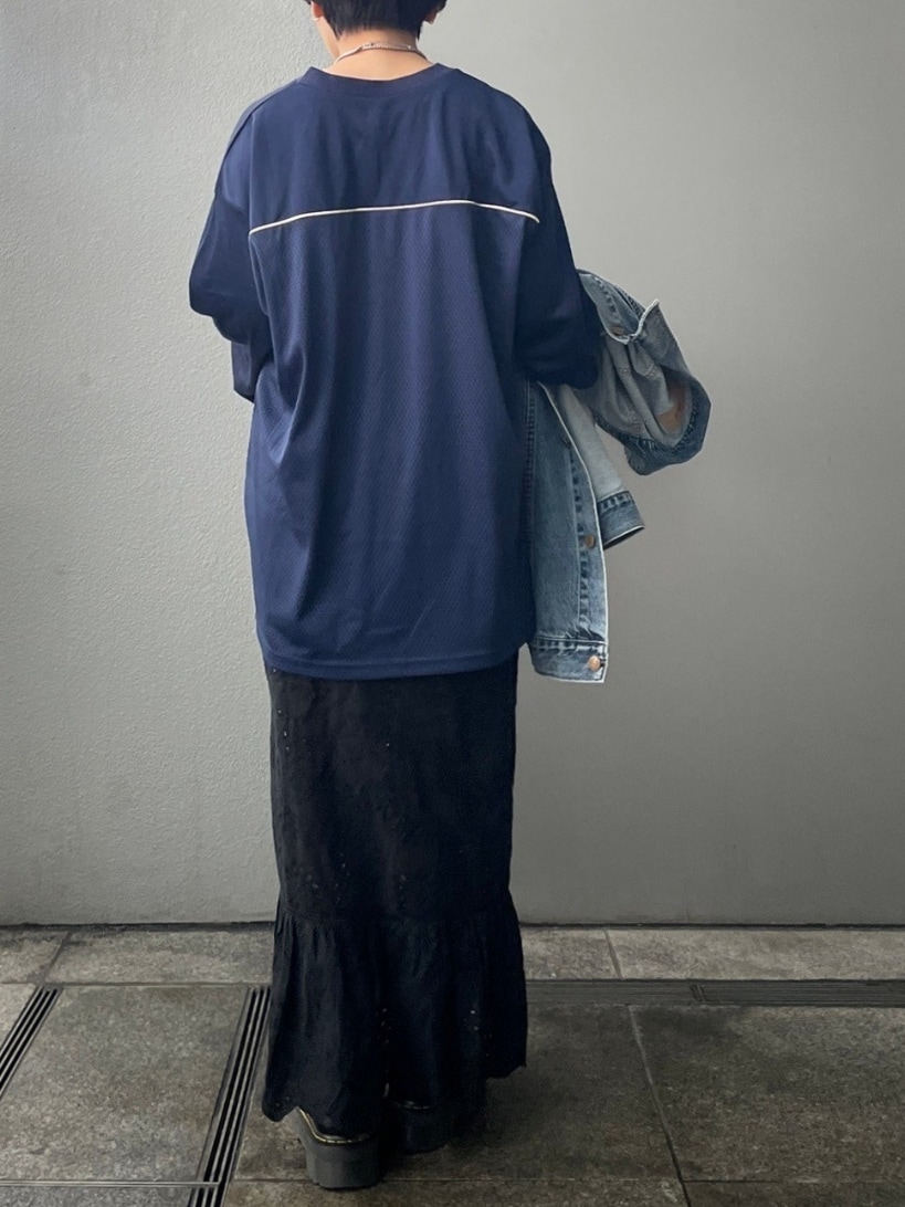 ブルー系のデニムジャケット、ブルー系のTシャツ/カットソー、ブラック系のスカートを着用したレディースの冬コーディネートの4枚目の写真