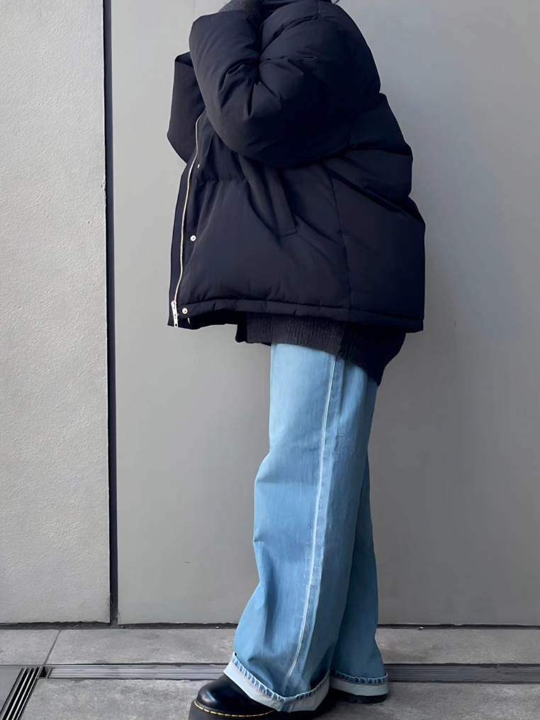 ブラック系のダウンジャケット/コート、ブルー系のデニムパンツを着用したレディースの秋コーディネートの2枚目の写真