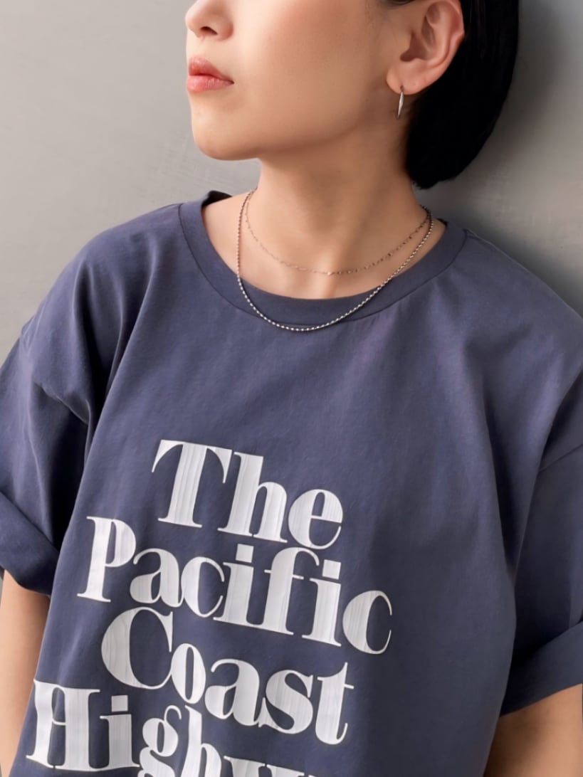 ブルー系のTシャツ/カットソー、ブラック系のスカート、ブラック系のハンドバッグを着用したレディースの春コーディネートの6枚目の写真