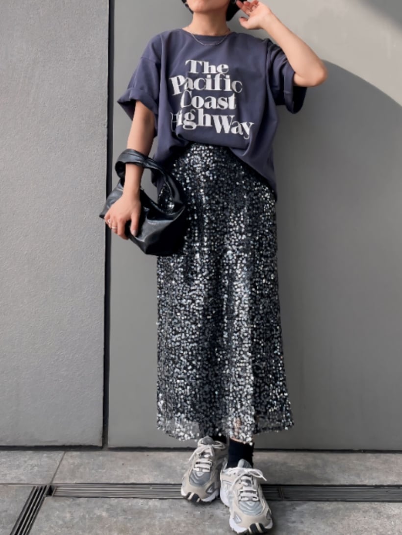 ブルー系のTシャツ/カットソー、ブラック系のスカート、ブラック系のハンドバッグを着用したレディースの春コーディネートの2枚目の写真