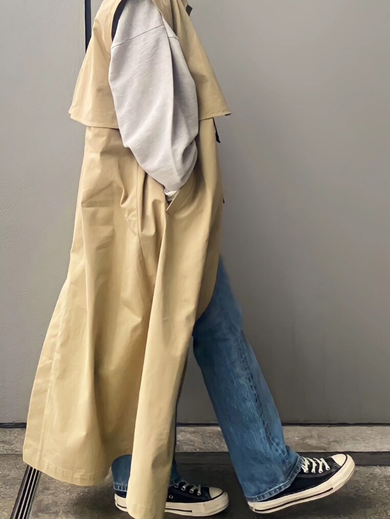 グレー系のスウェット、ホワイト系のTシャツ/カットソー、ブルー系のデニムパンツを着用したレディースの冬コーディネートの2枚目の写真