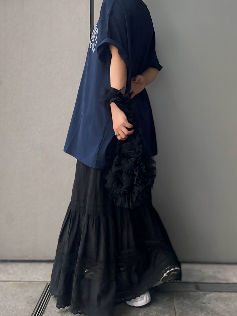 ブルー系のTシャツ/カットソー、ブラック系のショルダーバッグ、ブラック系のスカートを着用したレディースの夏コーディネートの3枚目の写真