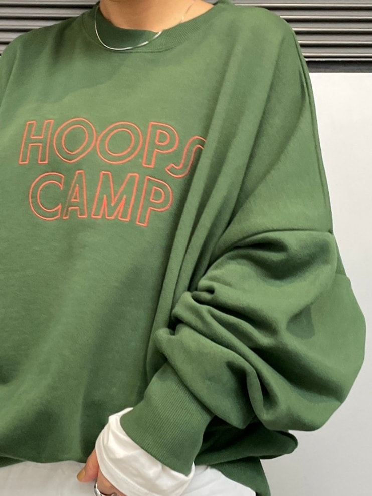 ブラック系のダウンジャケット/コート、グリーン系のスウェット、グレー系のスカートを着用したレディースの秋コーディネートの4枚目の写真