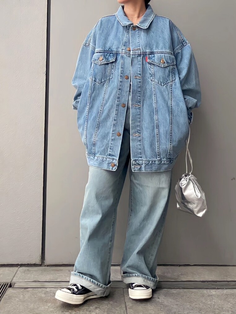 ブルー系のデニムジャケット、ブルー系のデニムパンツを着用したレディースの冬コーディネートの3枚目の写真