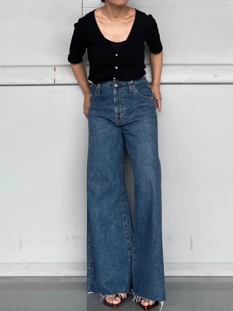 ブラック系のキャミソール、ブラック系のカーディガン/ボレロを着用したレディースの夏コーディネートの2枚目の写真