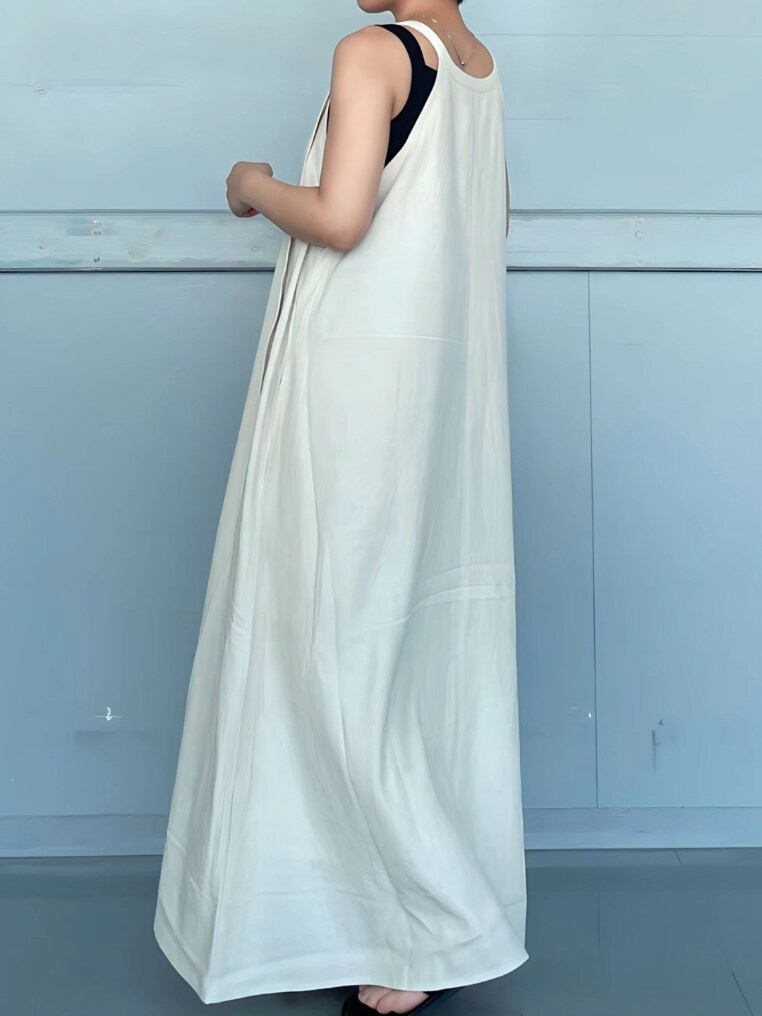 ブラック系のタンクトップ、ホワイト系のワンピースを着用したレディースの夏コーディネートの3枚目の写真