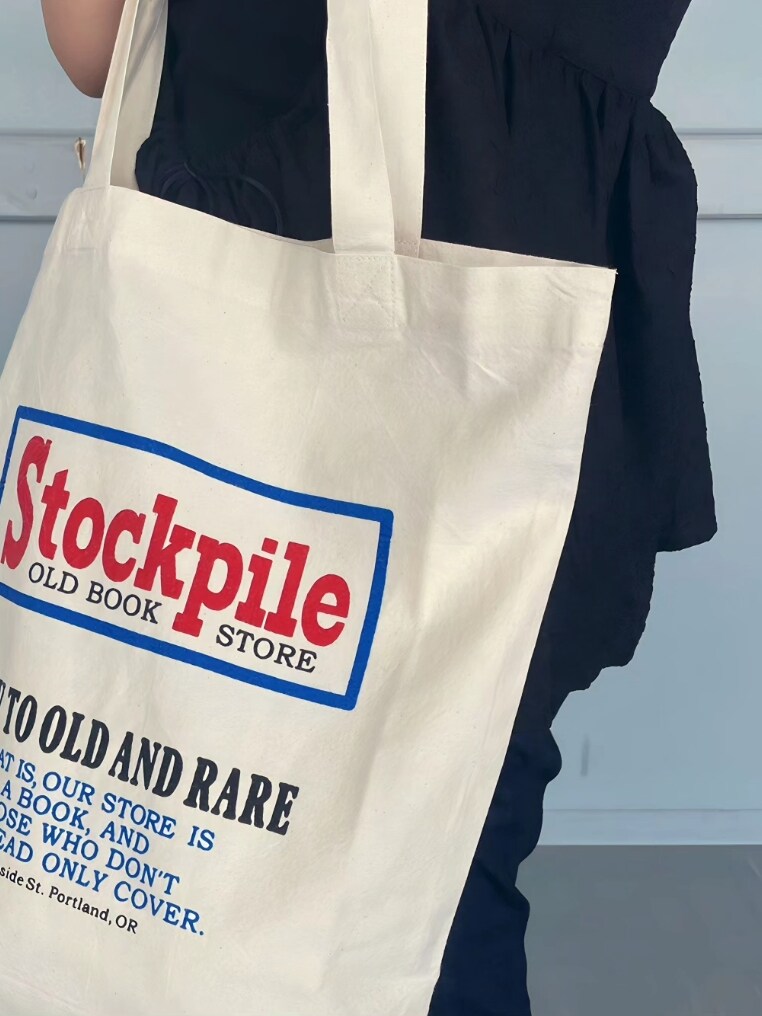 ブラック系のキャミソール、ブラック系のキャミソール、ブルー系のデニムパンツを着用したレディースの夏コーディネートの4枚目の写真