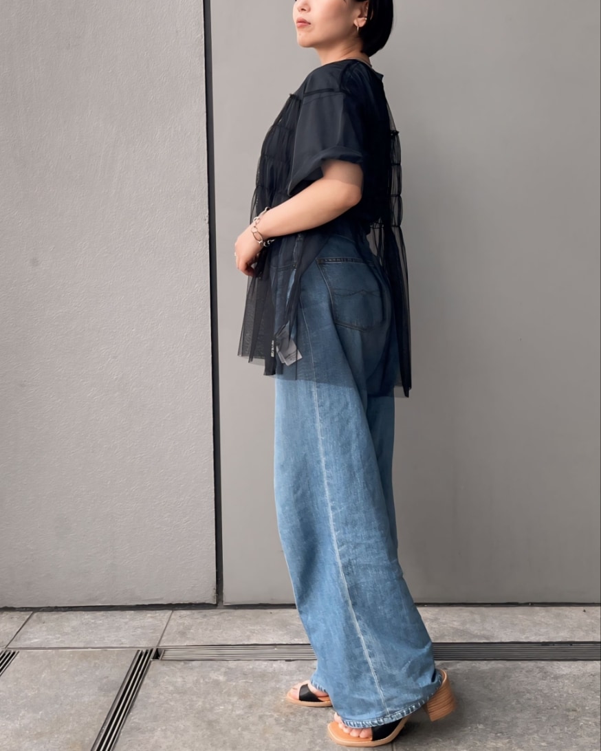 ブラック系のTシャツ/カットソー、グレー系のTシャツ/カットソー、ブルー系のデニムパンツを着用したレディースの春コーディネートの3枚目の写真