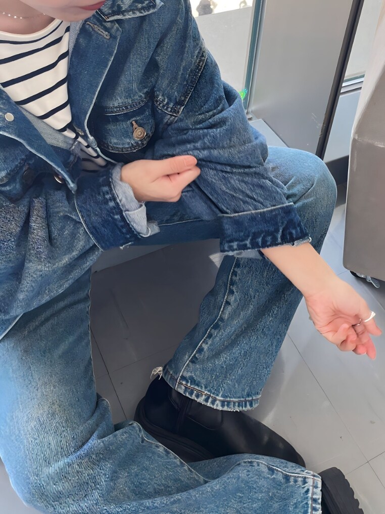 ブルー系のTシャツ/カットソー、ブルー系のデニムジャケット、ブルー系のデニムパンツを着用したレディースの秋コーディネートの3枚目の写真