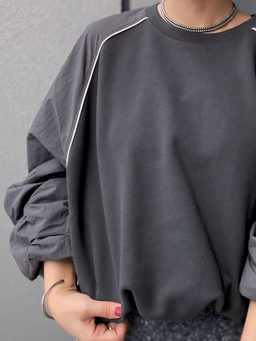 グレー系のスウェット、ブラック系のスカートを着用したレディースの秋コーディネートの4枚目の写真