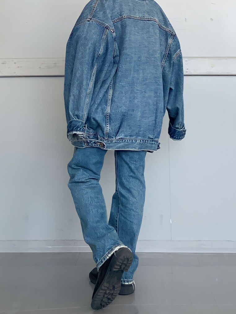 ブルー系のTシャツ/カットソー、ブルー系のデニムジャケット、ブルー系のデニムパンツを着用したレディースの秋コーディネートの2枚目の写真