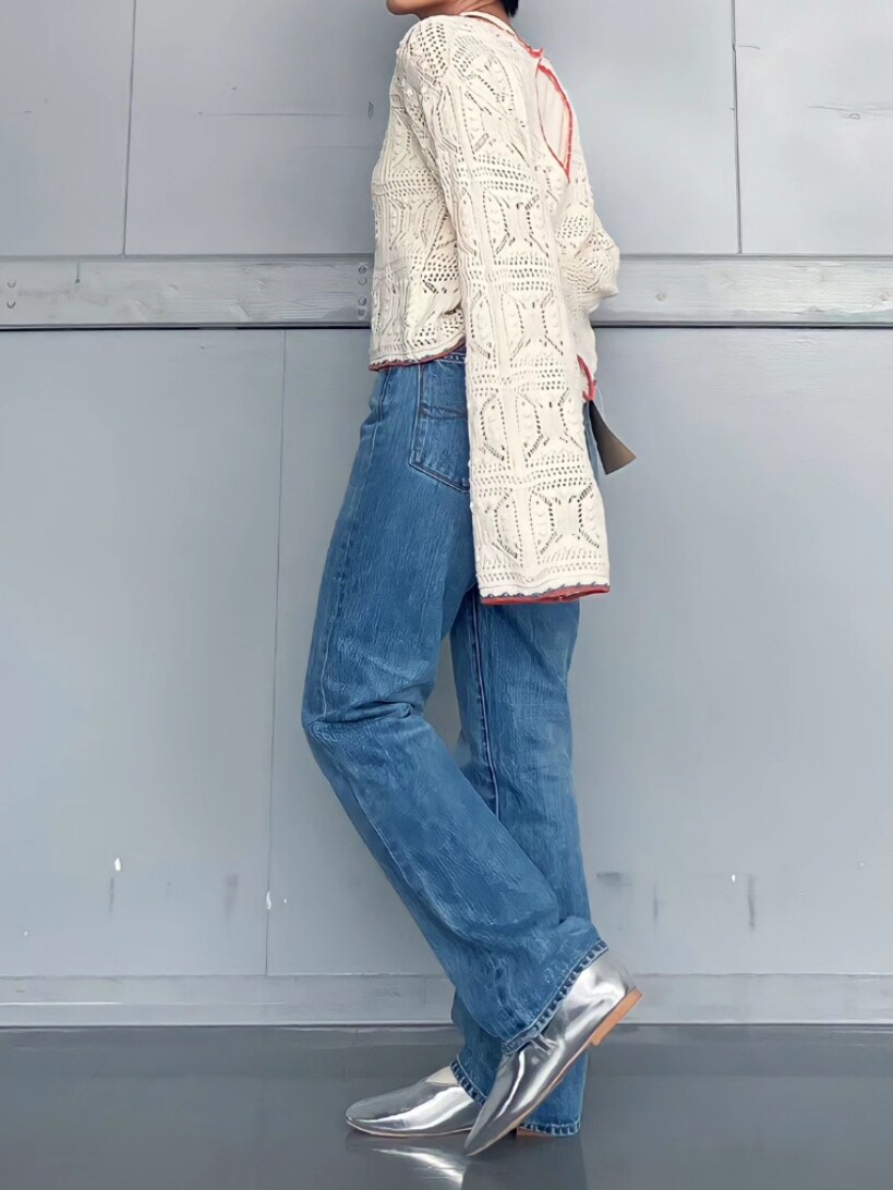 ホワイト系のニット/セーター、ブルー系のデニムパンツ、シルバー系のパンプスを着用したレディースの夏コーディネートの2枚目の写真