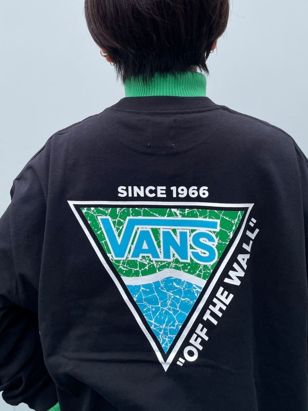 グレー系のスカート、ブラック系のMA-1、グリーン系のニット/セーターを着用したレディースの秋コーディネートの5枚目の写真