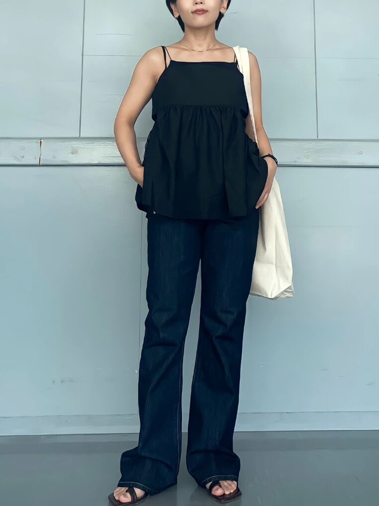 ブラック系のキャミソール、ブラック系のキャミソール、ブルー系のデニムパンツを着用したレディースの夏コーディネートの3枚目の写真