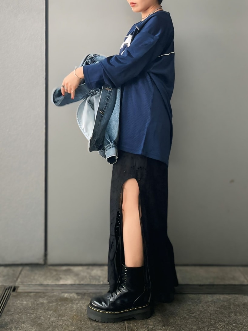 ブルー系のデニムジャケット、ブルー系のTシャツ/カットソー、ブラック系のスカートを着用したレディースの冬コーディネートの3枚目の写真