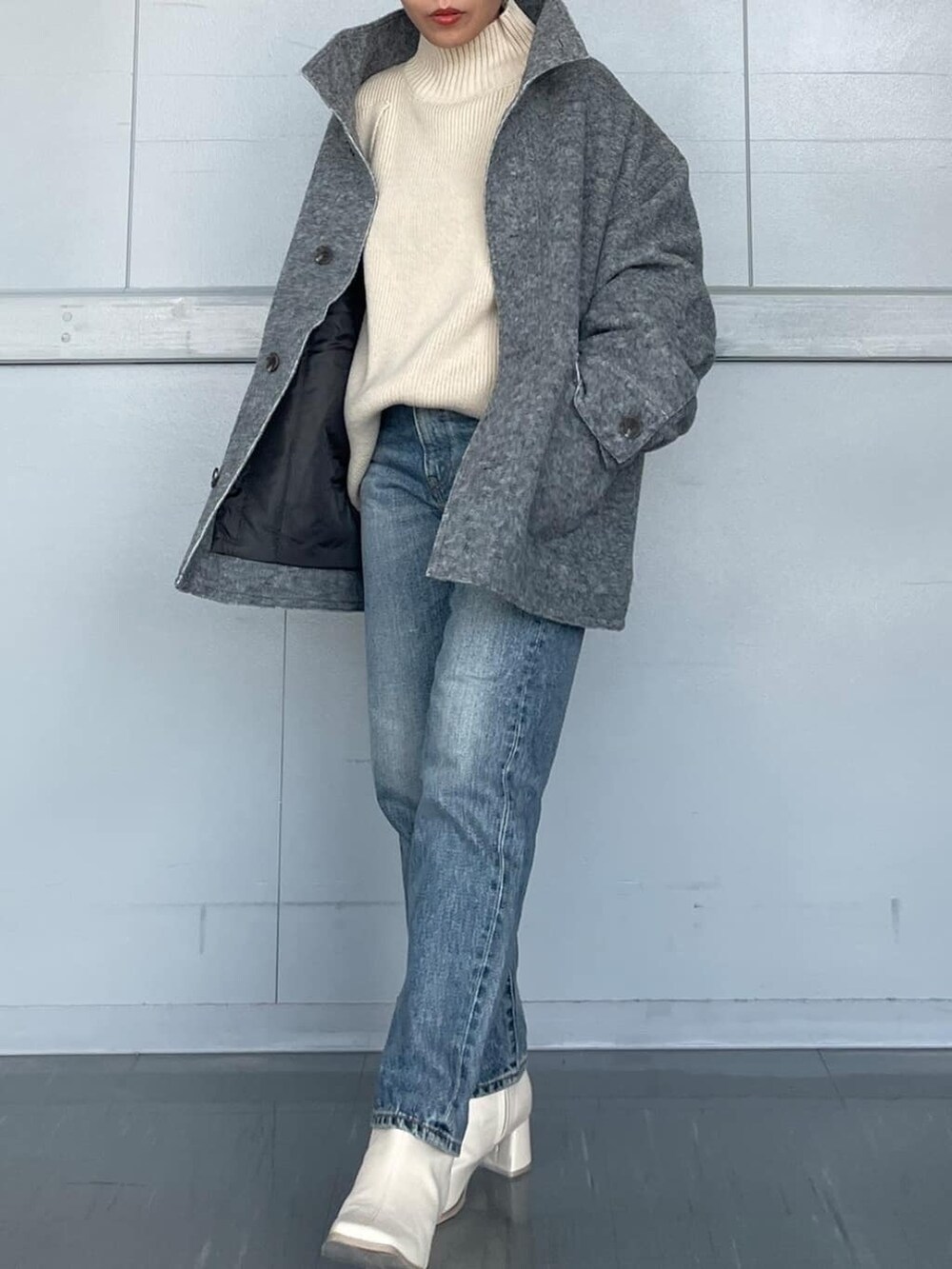 ホワイト系のニット/セーター、ブルー系のデニムパンツ、グレー系のブルゾンを着用したレディースの秋コーディネートの2枚目の写真