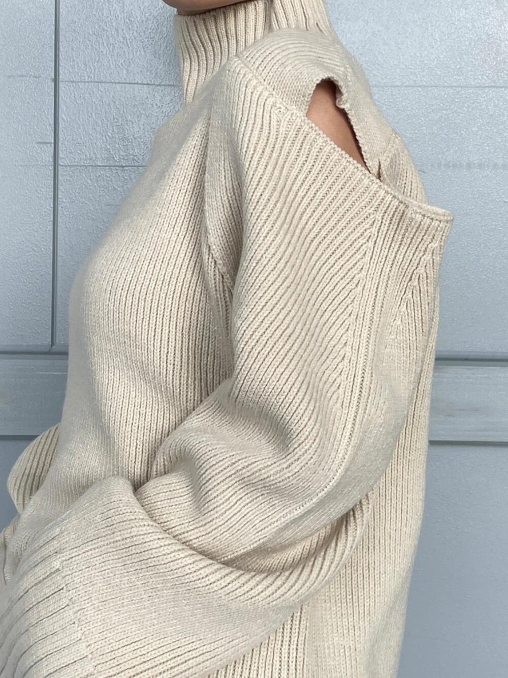 ホワイト系のニット/セーター、ブルー系のデニムパンツ、グレー系のブルゾンを着用したレディースの秋コーディネートの4枚目の写真