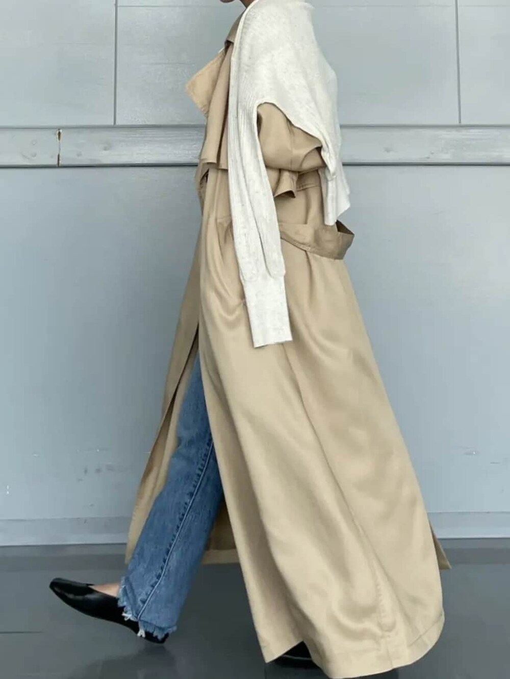 「デニム、カジュアル、Ungrid、トレンド、綺麗めコーデ、大人コーデ、パンツ、トレンチ、ワントーンコーデ、シアー、オフホワイト、Tシャツ、フラットシューズ、秋、トレンチコート」｜「UngridのスクエアネックハーフスリーブTee（Tシャツ/カットソー、ホワイト系）」を使った、上園揚子さん（レディース・150cm）の夏コーディネートの2枚目の写真