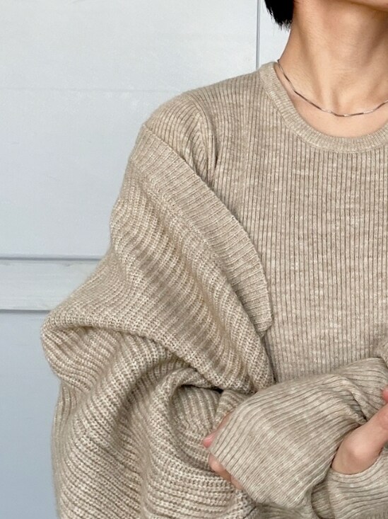 ブラック系のクラッチバッグ、ブラック系のブーツ、グレー系のワンピースを着用したレディースの秋コーディネートの6枚目の写真