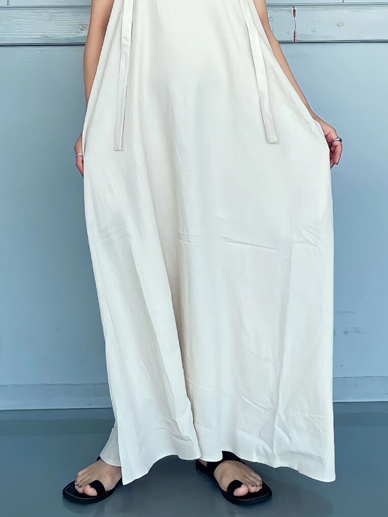 ブラック系のタンクトップ、ホワイト系のワンピースを着用したレディースの夏コーディネートの2枚目の写真