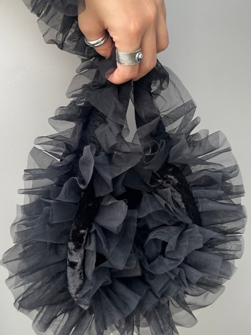 ブルー系のTシャツ/カットソー、ブラック系のショルダーバッグ、ブラック系のスカートを着用したレディースの夏コーディネートの6枚目の写真