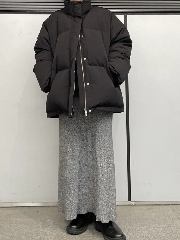 ブラック系のダウンジャケット/コート、グリーン系のスウェット、グレー系のスカートを着用したレディースの秋コーディネートの2枚目の写真