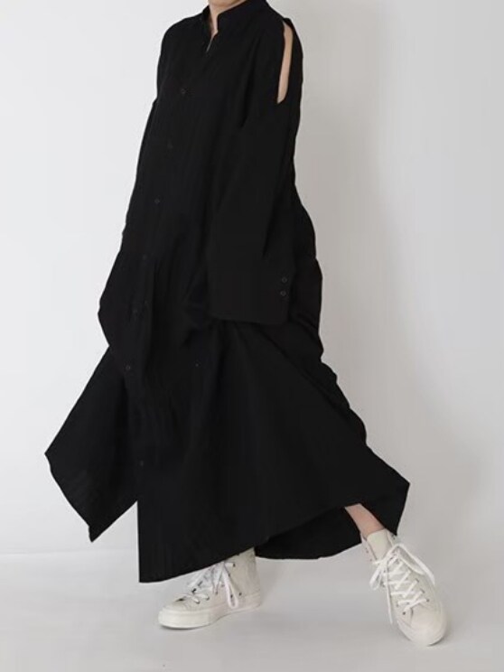 ブラック系のワンピース、ホワイト系のスニーカーを着用したレディースの春コーディネートの3枚目の写真