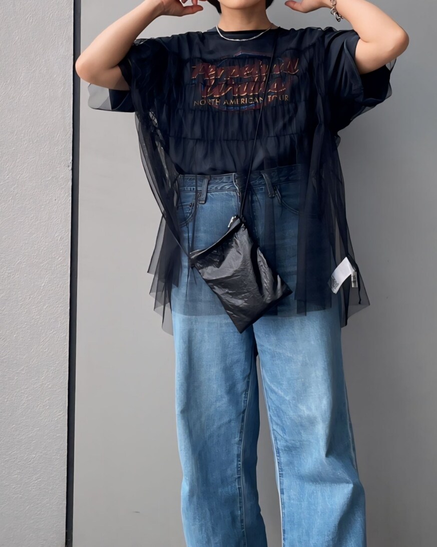 ブラック系のTシャツ/カットソー、グレー系のTシャツ/カットソー、ブルー系のデニムパンツを着用したレディースの春コーディネートの5枚目の写真