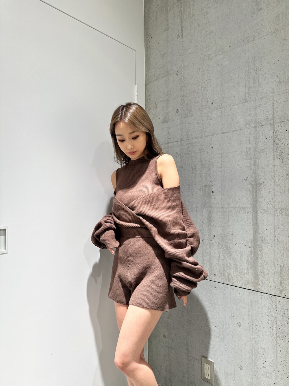 ブラウン系のつなぎ/オールインワン、ホワイト系のムートンコート、ホワイト系のブーツを着用したレディースの秋コーディネートの6枚目の写真