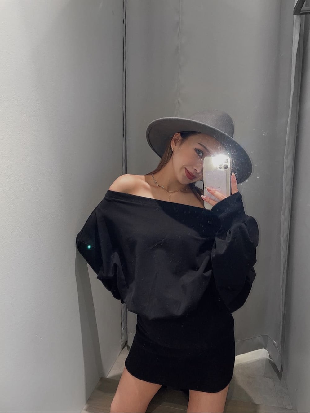 ブラック系のワンピース、グレー系のハットを着用したレディースの秋コーディネートの2枚目の写真