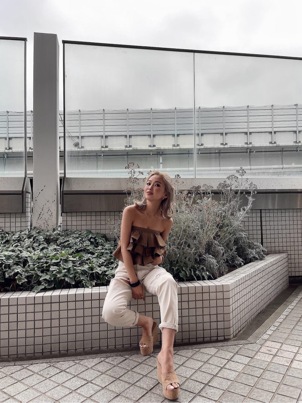 ホワイト系のチノパンツ、ベージュ系のシャツ/ブラウスを着用したレディースの夏コーディネートの3枚目の写真