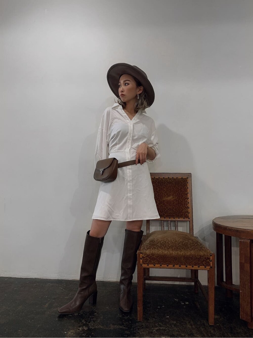 ホワイト系のワンピースを着用したレディースの夏コーディネートの2枚目の写真