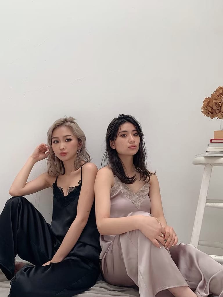 ブラック系のルームウェア/パジャマ、ベージュ系のルームウェア/パジャマを着用したレディースの夏コーディネートの2枚目の写真