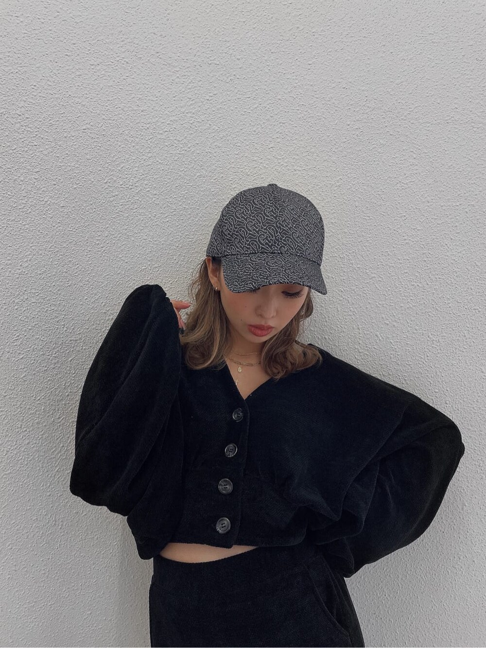 ブラック系のカーディガン/ボレロ、ブラック系のその他パンツ、ブラック系のブーツを着用したレディースの秋コーディネートの4枚目の写真