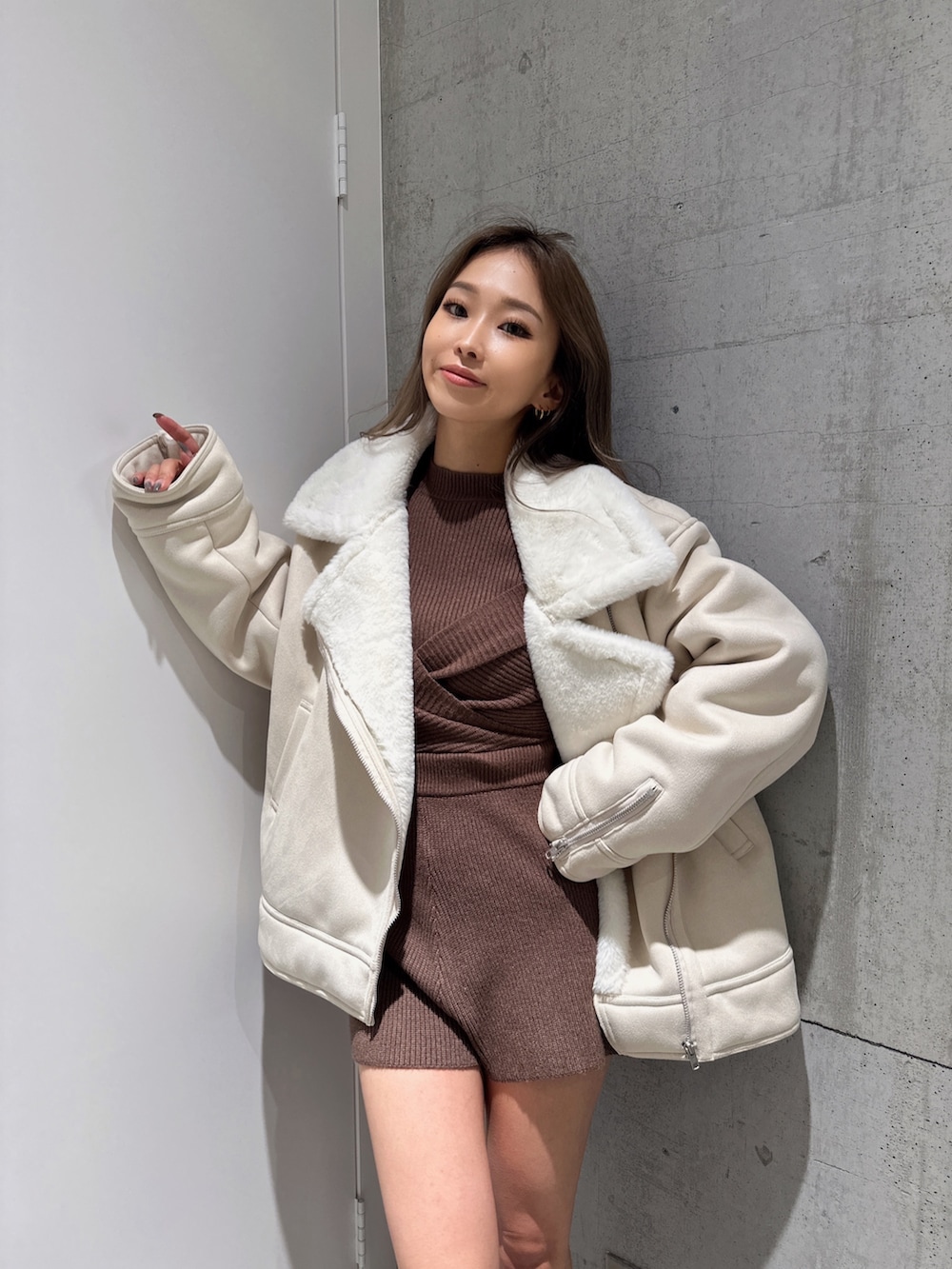 ブラウン系のつなぎ/オールインワン、ホワイト系のムートンコート、ホワイト系のブーツを着用したレディースの秋コーディネートの3枚目の写真