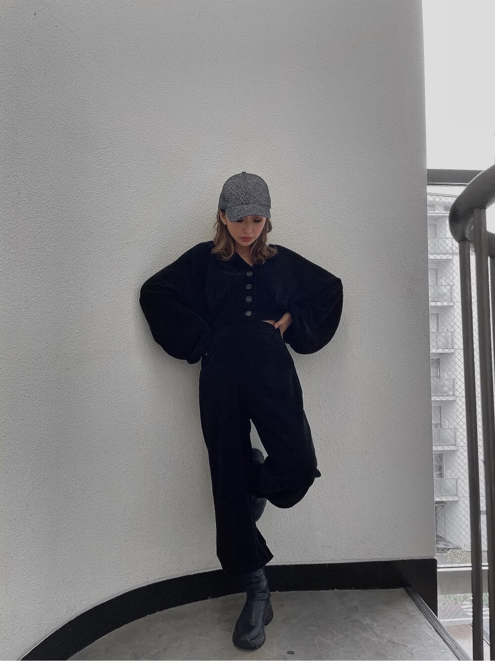 ブラック系のカーディガン/ボレロ、ブラック系のその他パンツ、ブラック系のブーツを着用したレディースの秋コーディネートの3枚目の写真