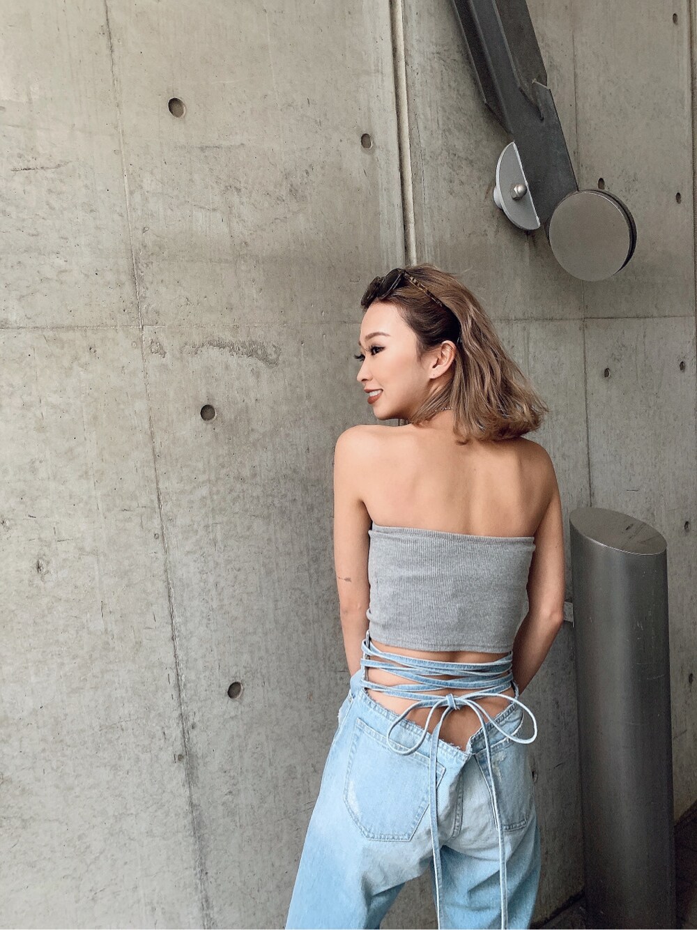 ホワイト系のパンプス、ブルー系のデニムパンツを着用したレディースの冬コーディネートの4枚目の写真